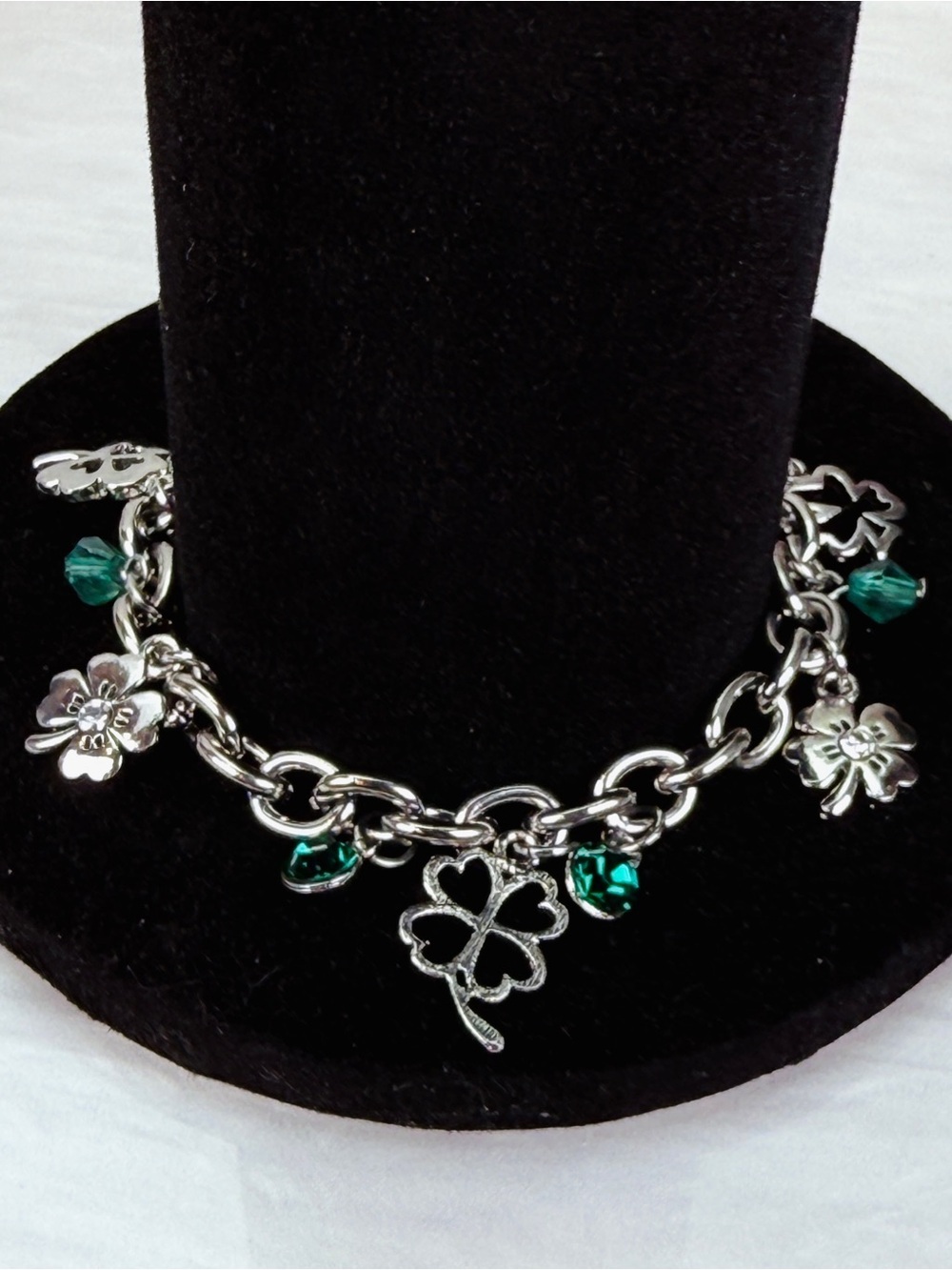 Silvertone green, four leaf clover charm Cookie Lee toggle bracelet